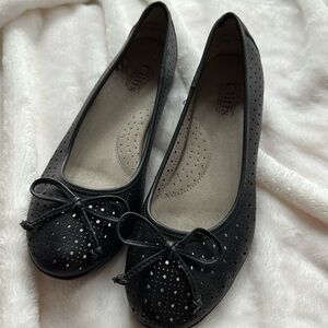 Cliffs by WHITE MOUNTAIN Black Perforated Bow Ballet Flats